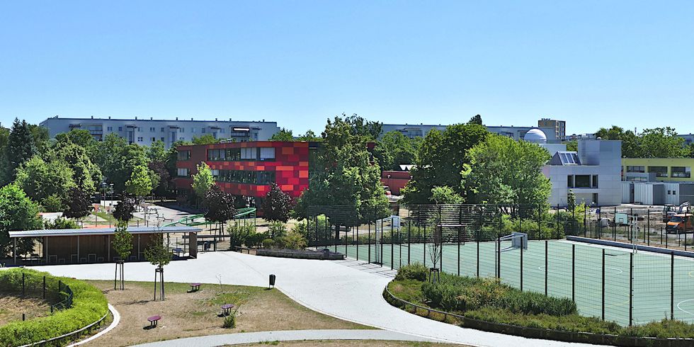 Campus Kastanie in Hellersdorf Nord mit Sportplatz und MEB Pusteblume-Grundschule sowie HELLEUM 2