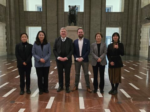 Koreanische Delegation zu Besuch im Landeswahlamt Berlin