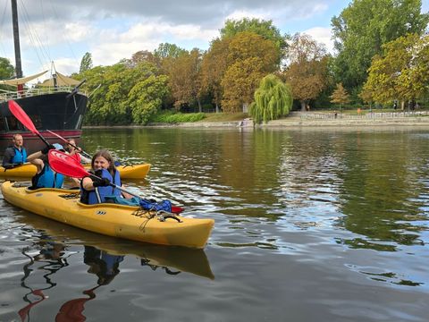 Bezirksbürgermeisterin Clara Herrmann stieg ins Boot und fischte gemeinsam mit Anwohner*innen und einer Gruppe Mitarbeiter*innen der Deutschen Bahn Verpackungsmüll und anderen Unrat aus dem Wasser