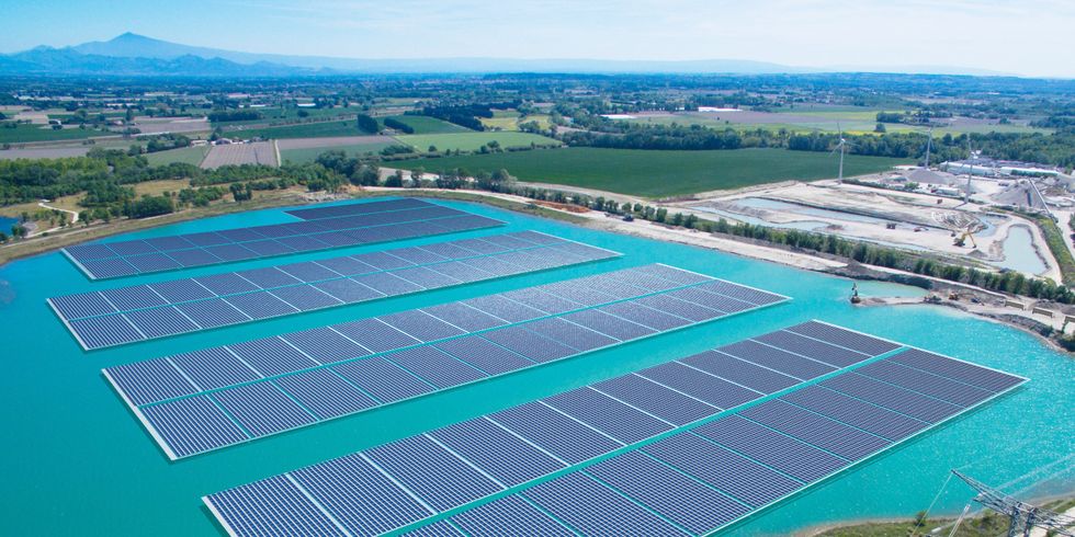 Annimation einer auf einem See schwimmenden Solaranlage in Piolenc, Frankreich, bestehend aus 17 MW Modulen.