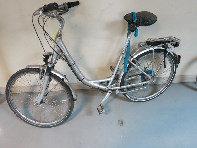Silberfarbenes Damenfahrrad