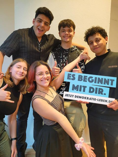 Fünf der Critical Young Friends des Jugend Museums (Bild: Jugend Museum)