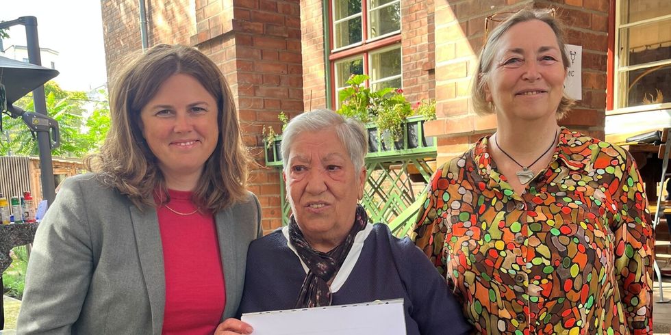 Bezirksbürgermeisterin Clara Herrmann (li) und Marion Dörner (re) bedankten sich herzlich und ehrten Pietra Delpopolo (mi) für ihren langjährigen Einsatz im Ehrenamtlichen Dienst