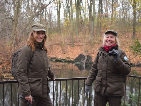 Die Stadtnatur-Rangerinnen von Mitte: Dr. Laura Damerius und Simone Völker.