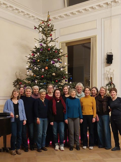 Die Sängerinnen bei der Weihnachtsfeier