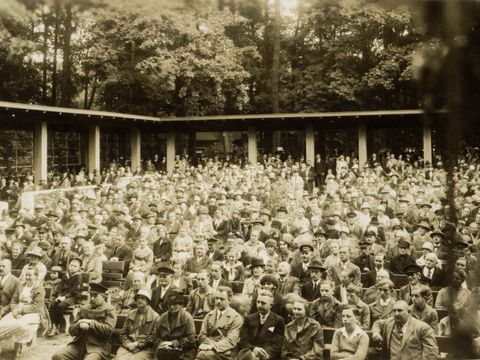 1928 – Zuschauer beim Konzert der Musikvereinigung der Schutzpolizei Berlin