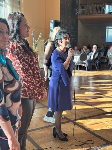 Die Bezirksbürgermeisterin eröffnet den Ball. (Bild: BA Rdf)