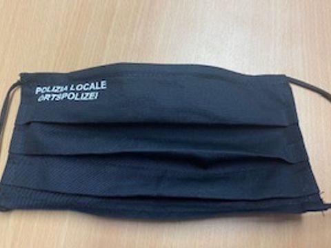 Maske der Ortspolizei Meran (Bild: Ulrike Mahrla)