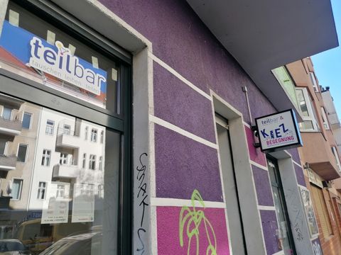 Eingang und Schaufenster der TEIL-BAR und des Stadtteilzentrums Kiezbegegnung