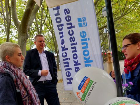 Stadtrat Tobias Dollase und Familienlotsin Sandra Krüger (li.) beim Beratungsgespräch am Stehcafé