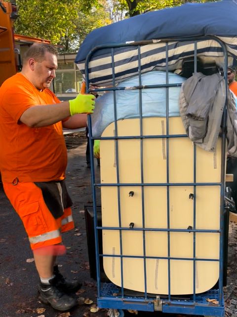 Ein BSR-Mitarbeiter transportiert einen Container-Wagen mit Sperrmüll (Bild: BA Reinickendorf)