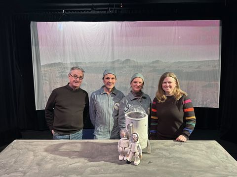 Fachbereichsleiter Kultur und Geschichte und Kurator Stéphane Bauer, Theatermacher*innen Rudolf Schmid und Solveig Frank gemeinsam mit Bezirksbürgermeisterin Clara Herrmann im Bühnenbild des "Fliegenden Theaters"