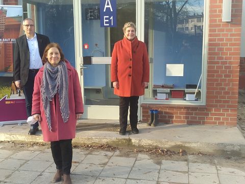 Gruppenbild bei der Übergabe der sanierten Fritz-Karsen-Schule in Neukölln