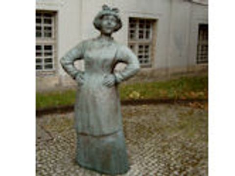 Die Karpfenjule als Statue vor dem Rathaus Treptow