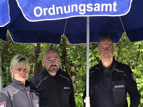 Die Mitarbeiter*innen des Friedrichshain-Kreuzberger Ordnungsamtes klären über rechtliche Grundlagen rund um den Gebrauch der E-Scooter und zum Jugendschutzgesetz auf