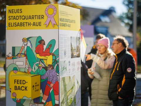 mobile Ausstellung der Entwicklungsgesellschaft Elisabeth-Aue auf dem Hugenottenplatz