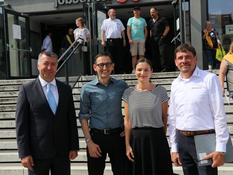 v.l.: Türkischer Generalkonsul Mustafa Çelik,Bezirksbürgermeister Stephan von Dassel, Shirin Khabiri-Bohr, Vorsitzende der Geschäftsführung der Agentur für Arbeit Berlin Mitte, Lutz Mania, Geschäftsführer im Jobcenter Berlin Mitte (Bild: Bezirksamt Mitte)