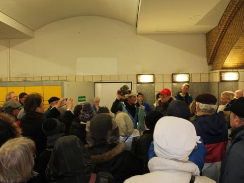 in der Bahnhofsmission mit dem Leiter Herrn Puhl, 10.01.2015 (Bild: BA Chbg-Wdf, ML)