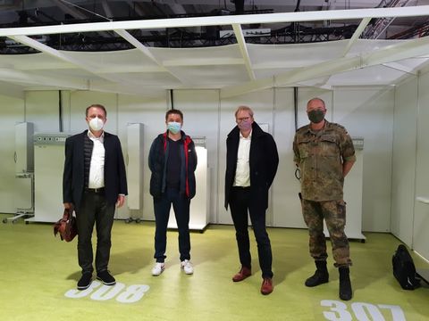 Bezirksstadtrat Ephraim Gothe und Amtsarzt Lukas Murajda im Corona-Behandlungszentrum in der Jafféstraße.