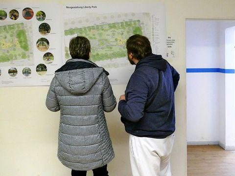 Menschen aus dem Quartier informieren sich über die Pläne