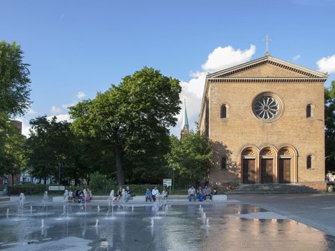 Leopoldplatz mit Blick auf die Nazarethkirche