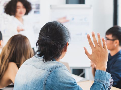 Schüler und Lehrer im Klassenraum