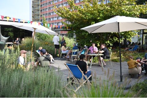 Garten der Hansabibliothek mit locker sitzenden Menschen