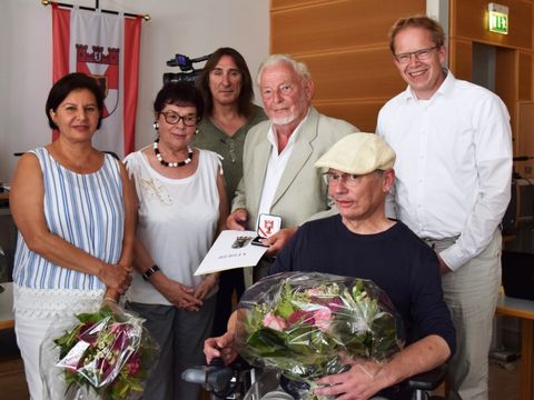 Laudatorin Sevgi Bozdag, Rita Krüger-Bieberstein (beide im Bezirksbeirat von und für Menschen mit Behinderung Mitte von Berlin), Frank Bertermann (Bezirksverordnetenvorsteher), Horst Peglau (Geehrter), Laudator Alexander Koch (Mitglied im Bezirksbeirat von und für Menschen mit Behinderung Mitte von Berlin), stellvertretender Bezirksbürgermeister und Bezirksstadtrat Ephraim Gothe - Nicht im Bild: Anica Valentin (Geehrte) (Bild: Bezirksamt Mitte)