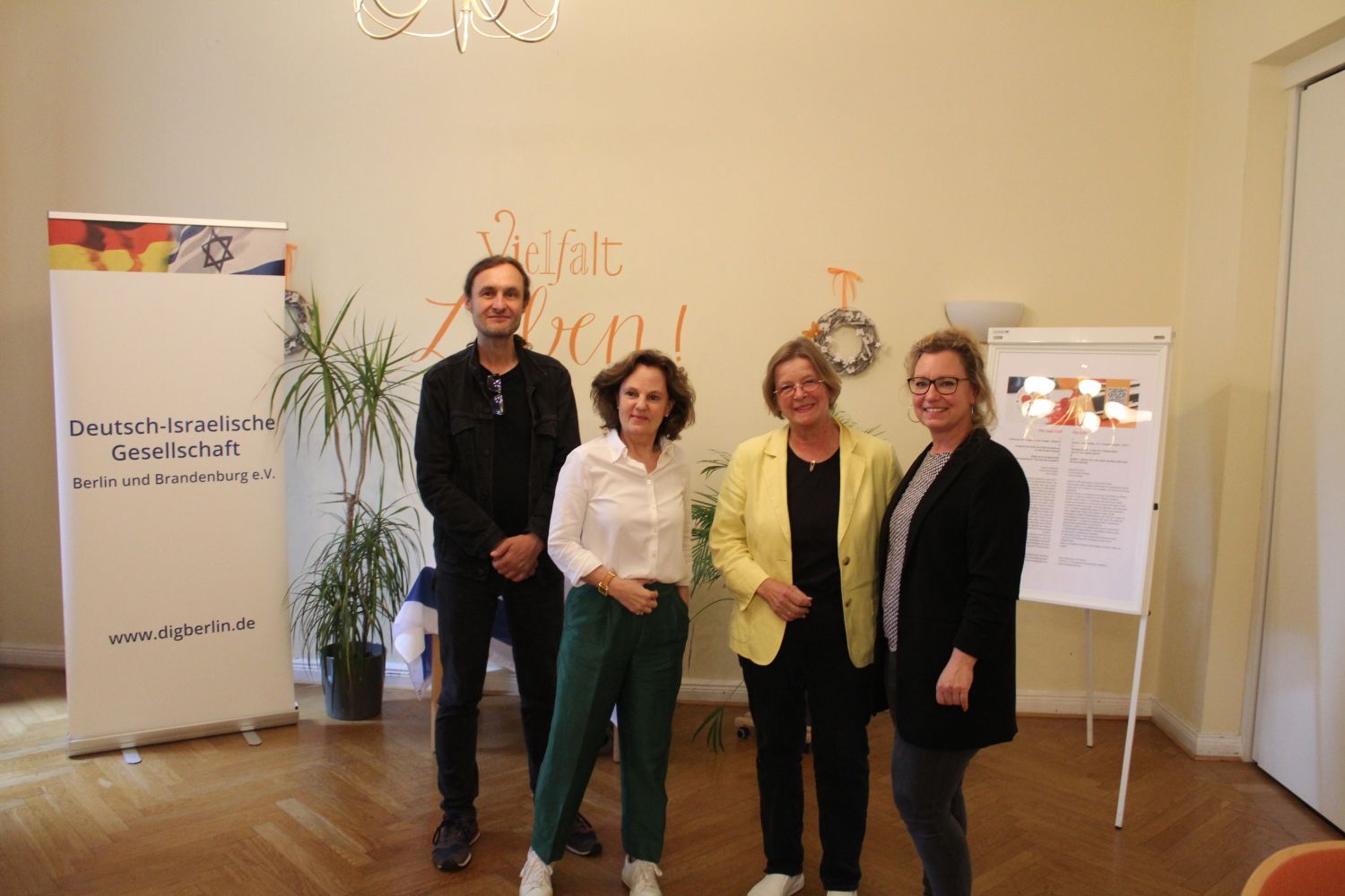 Gruppenbild mit Herr: Schriftstellerin Andrea v. Treuenfeld (2.v.l.) mit DIG-Vorstandsmitglied Kathrin Koelle (2.v.r.) und Freizeitstättenleiterin Stefanie Müller (ganz rechts). Links Pianist Falk Kulawik.