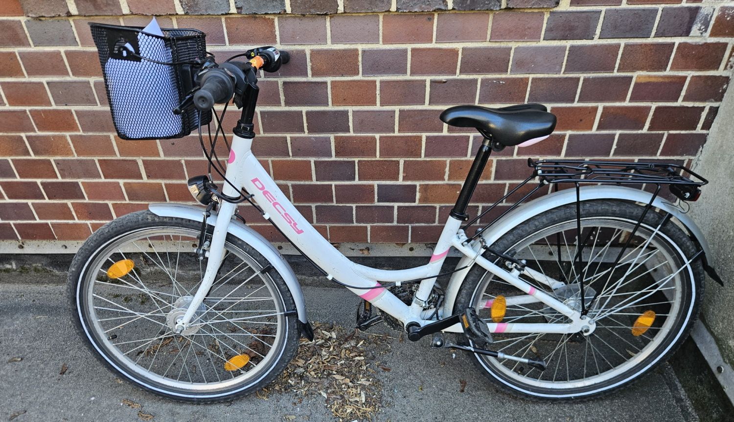 Weißes Kinderfahrrad