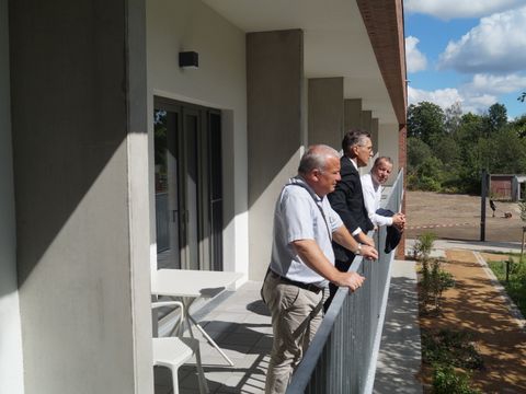 Blick aus der 1. Etage in den Garten am Hospiz. V.l.n.r.: Hospizleiter Joachim Müller, Caritas-Geschäftsführer Thilo Spychalski und Bezirksbürgermeister Frank Balzer (Bild: BA Reinickendorf)