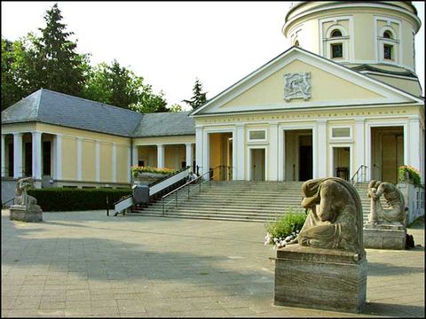 Skulpturen auf dem Vorplatz