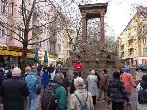 Am St.-Georg-Brunnen auf dem Hindemithplatz, Foto: KHMM