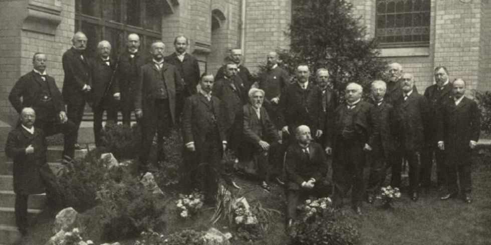 Der Magistrat der Stadt Charlottenburg um 1904, 6.v.l. Oberbürghermeister