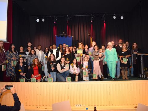 Gruppenbild von der ersten Einbürgerungsfeier des Bezirks Mitte am 2. Oktober 2025