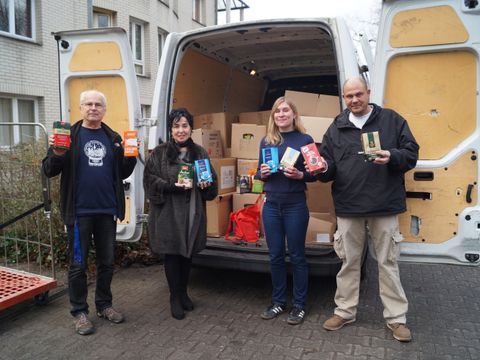 von links: Sozialarbeiter Norbert Kruschel, Bezirksbürgermeisterin Emine Demirbüken-Wegner, Wohnheimleiterin Esther Deck-Münzner und Wettinitiator Michael Lind (Bild: BA Rdf)