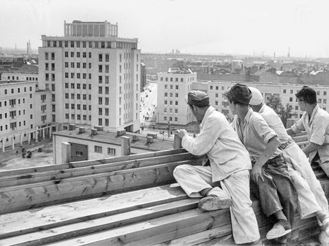 High-rise at Weberwiese with workers on the rooftop terrace