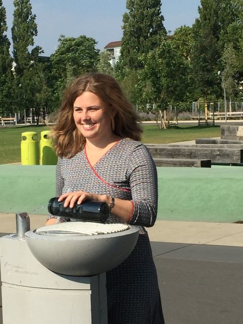 Stadträtin Clara Herrrmann am Trinkwasserbrunnen