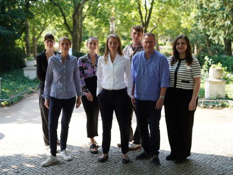 Eine Gruppe von Personen steht im Park