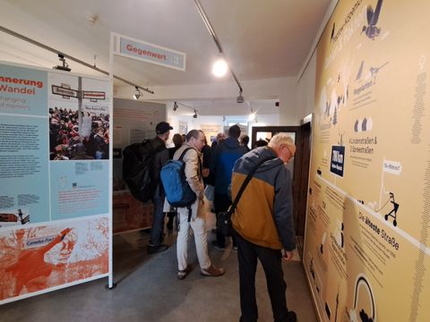 Besuchende bei der Ausstellungseröffnung "umbenennen?!"