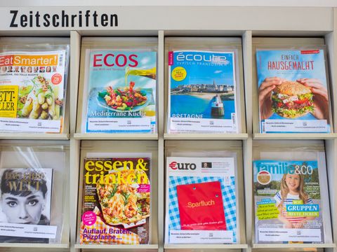 Regal mit verschiedenen Zeitschriften