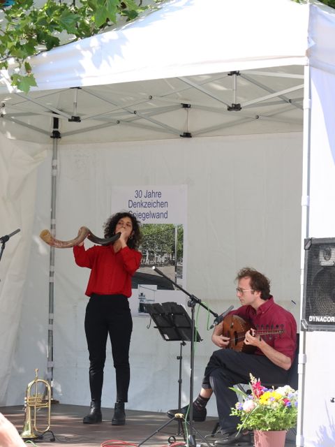11. Juni 2025: Auftritt der Band "Folkadu" an der Spiegelwand - mit Schofar und Oud