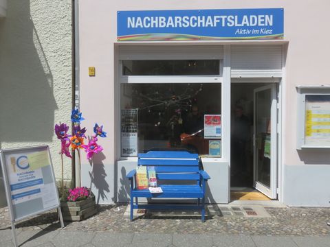 Nachbarschaftsladen und blaue Bank
