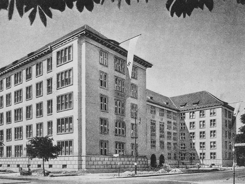 Das Gebäude in der Badenschen Straße 50–51 im Jahr 1943 (Bild: Hermann Seeger: Öffentliche Verwaltungsgebäude – Handbuch der Architektur, 1943)