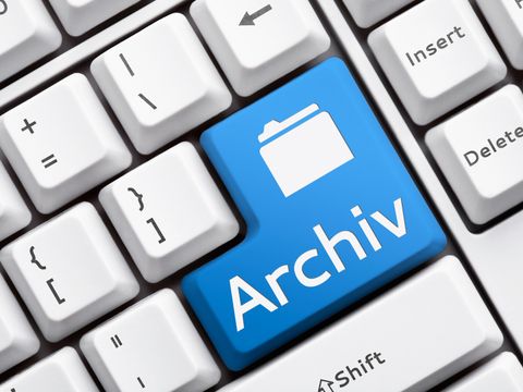 Tastatur mit blauer Enter-Taste Schriftzug "Archiv"
