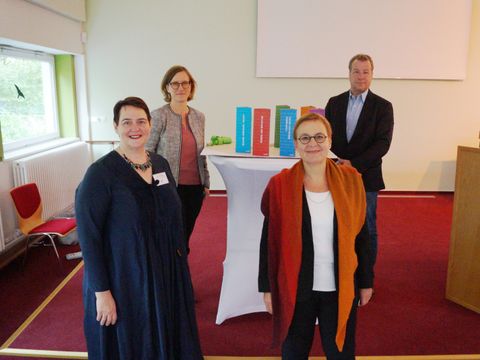 Ute Strelow (Vorstand der APOSTEL-Petrus-Gemeinde), Staatssekretärin Wenke Christoph, Generalsuperintendentin Ulrike Trautwein und Bezirksbürgermeister Frank Balzer (v.l.n.r.). (Bild: BA Reinickendorf)