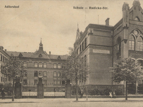 In diesem Gebäude in der Radicke Straße in Adlershof wurde 1920 die erste weltliche Schule Preußens eingerichtet