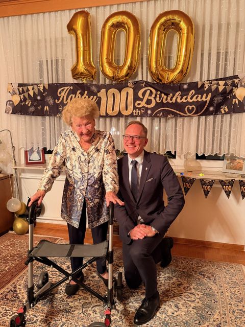 Bezirksstadtrat Carsten Spallek gratuliert Ursula Jansen zum 100. Geburtstag.