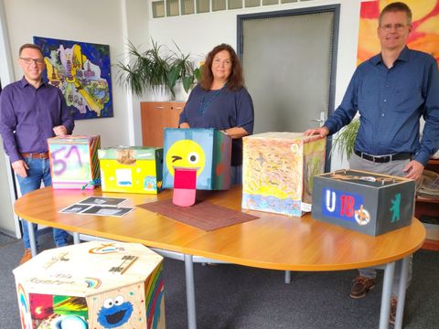 Wahlurnen-Jury v.l.n.r. Dirk Buchwitz, Claudia Schütz, Tobias Dollase mit U18-Wahlurnen, Sieger-Wahlurne rechts (Bild: BA Reinickendorf)