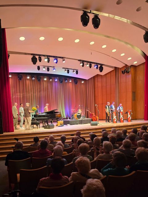 „Es muss swingen Baby! – unter diesem Motto brachten die „Jive Sharks“ die Musik der 40er-und 50er-Jahre zurück in den Ernst-Reuter-Saal. (Bild: BA Reinickendorf)
